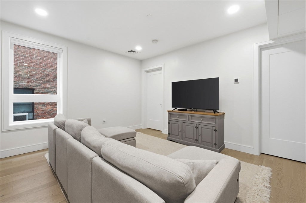 301 Border St #302, Boston, MA, 301 Border St #302, Boston, MA Photo #16