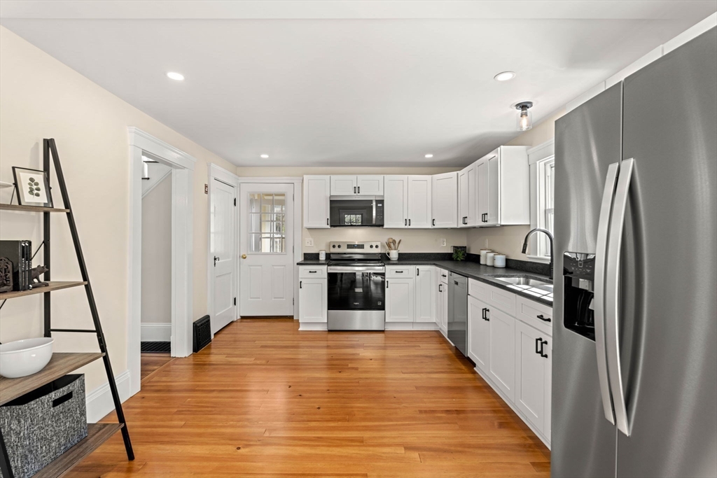 15 Middle Rd
