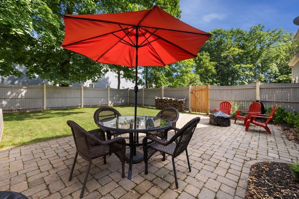 Danvers, Massachusetts 01923, United States, 2 Bedrooms Bedrooms, ,1 BathroomBathrooms,Residential,Active,168640