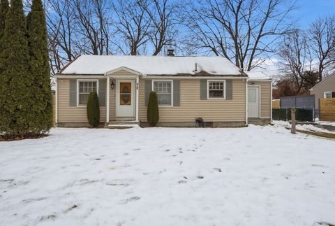 Photo of 72 W Bay Path Ter, Springfield, MA 01109 (MLS # 73461763)