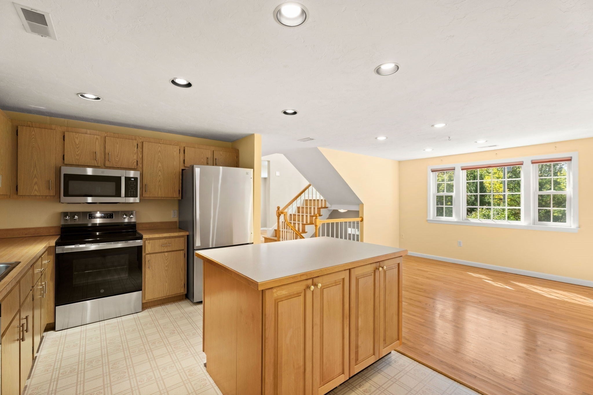 236 Sherburne Ave, Tyngsborough, MA, 236 Sherburne Ave, Tyngsborough, MA Photo #3