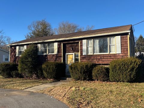 30 Tennyson Dr Swansea MA 02777