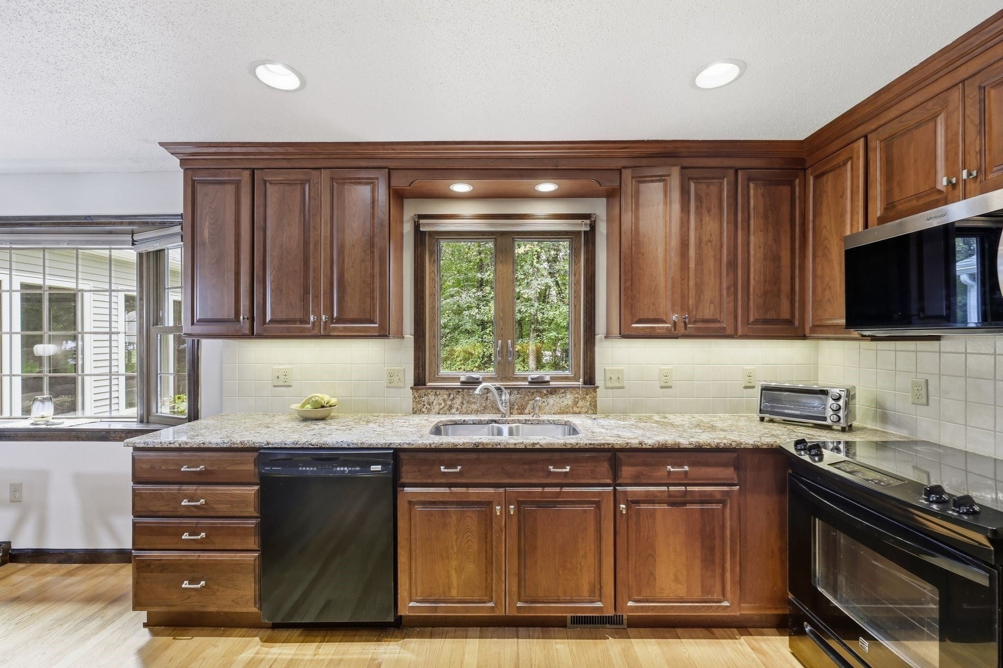 76 Mohawk Dr, Longmeadow, MA Photo #9