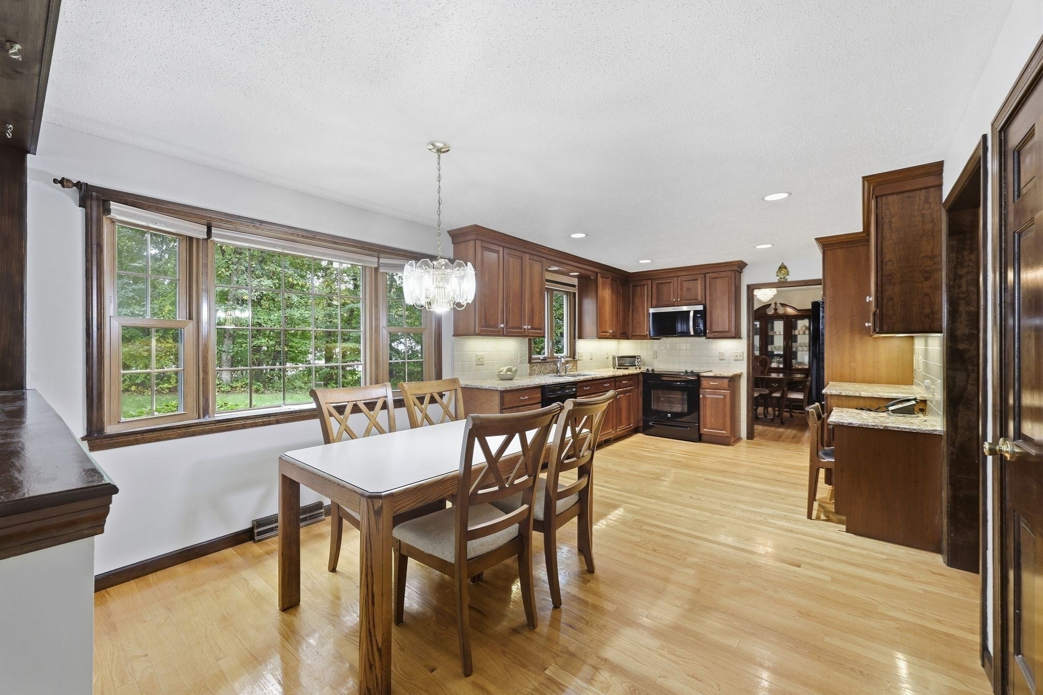 76 Mohawk Dr, Longmeadow, MA Photo #10
