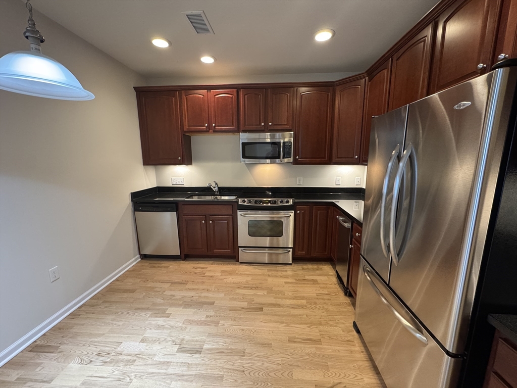 Waltham, Massachusetts 02452, United States, 2 Bedrooms Bedrooms, ,2 BathroomsBathrooms,Residential,Active,166741