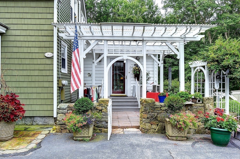 647 Main St B