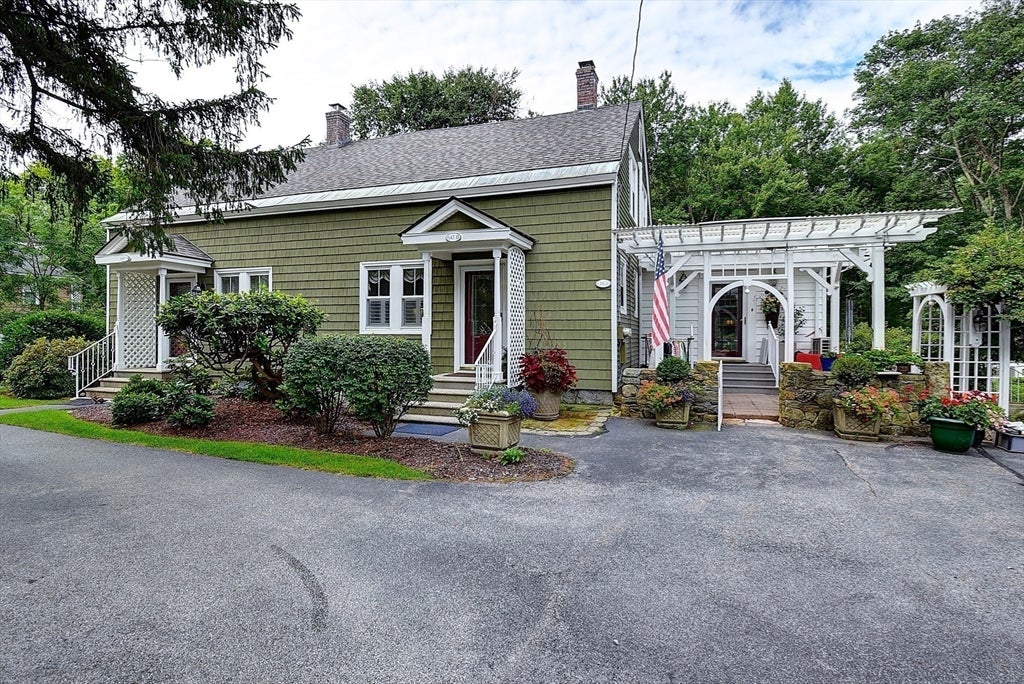 647 Main St B