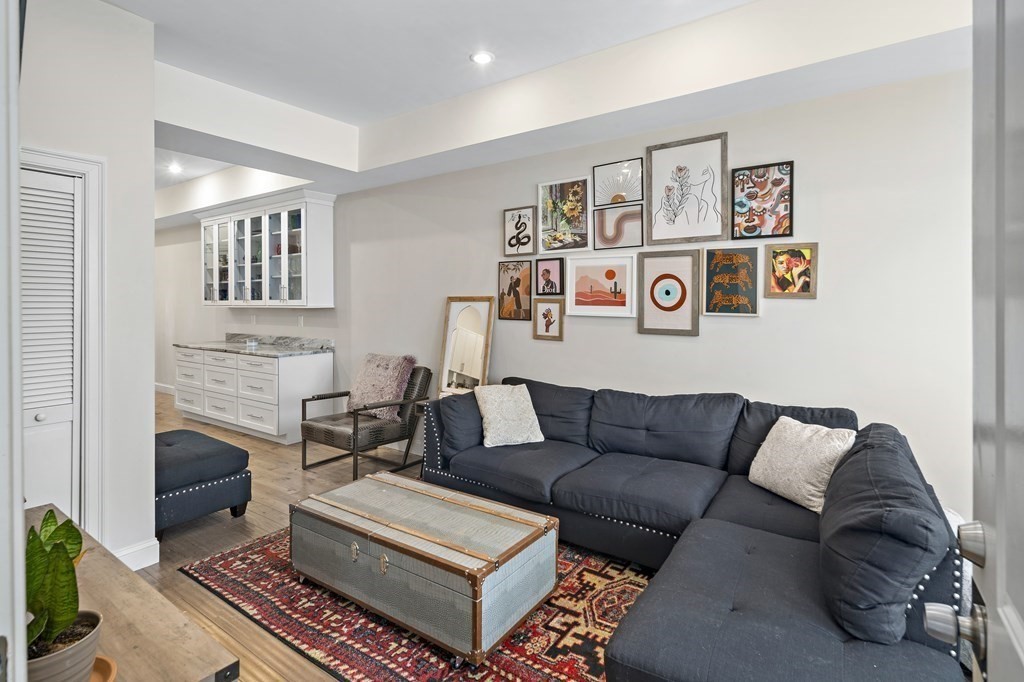 Boston, Massachusetts 02128, United States, 2 Bedrooms Bedrooms, ,2 BathroomsBathrooms,Residential,Pending,128204