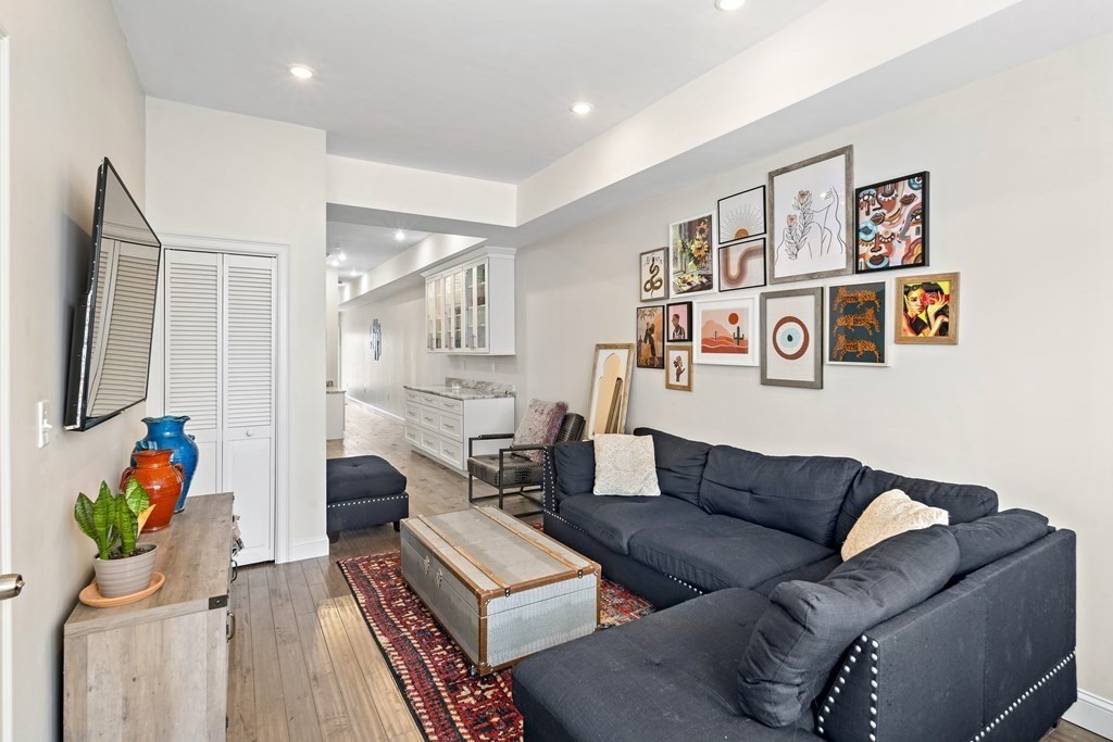 Boston, Massachusetts 02128, United States, 2 Bedrooms Bedrooms, ,2 BathroomsBathrooms,Residential,Pending,128204