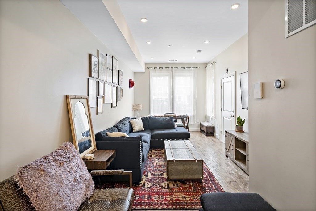 Boston, Massachusetts 02128, United States, 2 Bedrooms Bedrooms, ,2 BathroomsBathrooms,Residential,Pending,128204