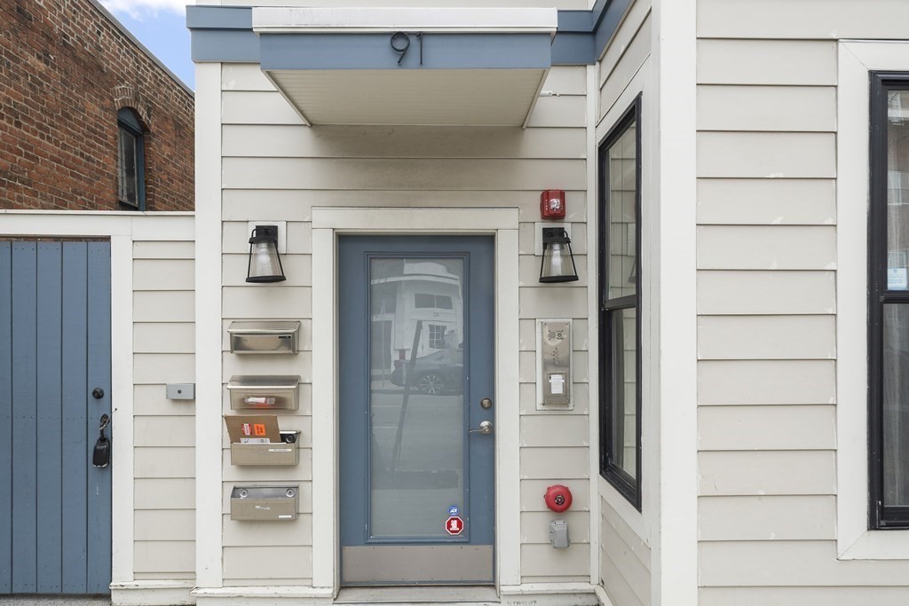 Boston, Massachusetts 02128, United States, 2 Bedrooms Bedrooms, ,2 BathroomsBathrooms,Residential,Pending,128204