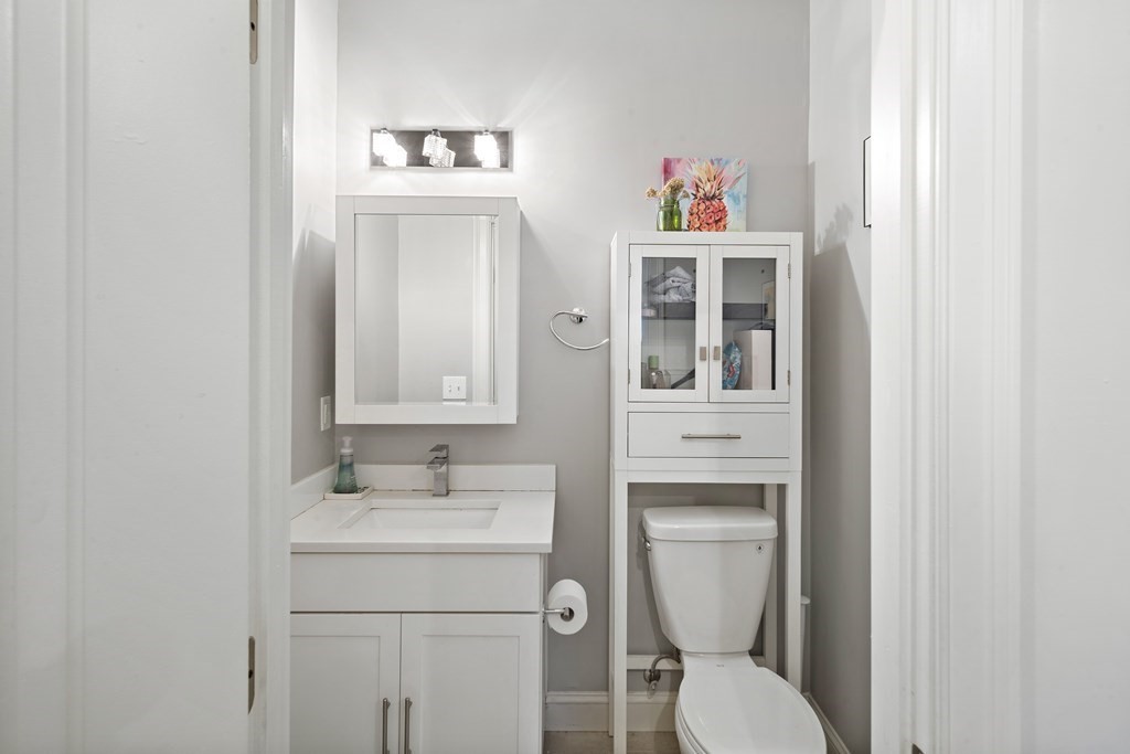 Boston, Massachusetts 02128, United States, 2 Bedrooms Bedrooms, ,2 BathroomsBathrooms,Residential,Pending,128204