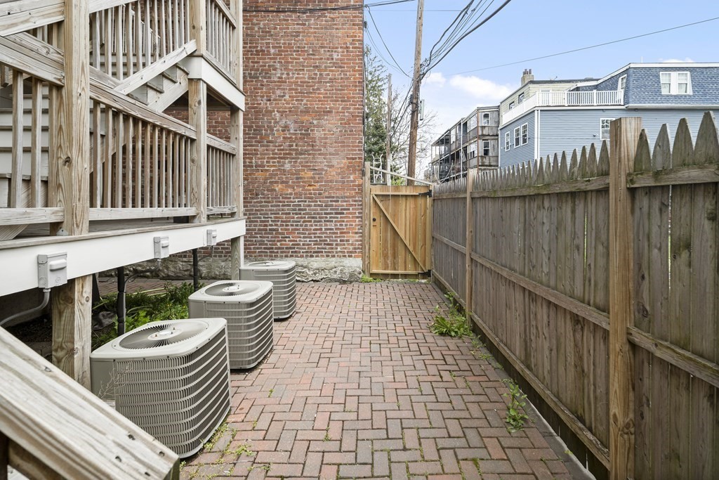 Boston, Massachusetts 02128, United States, 2 Bedrooms Bedrooms, ,2 BathroomsBathrooms,Residential,Pending,128204