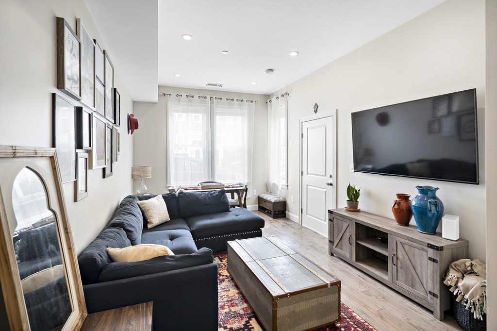 Boston, Massachusetts 02128, United States, 2 Bedrooms Bedrooms, ,2 BathroomsBathrooms,Residential,Pending,128204