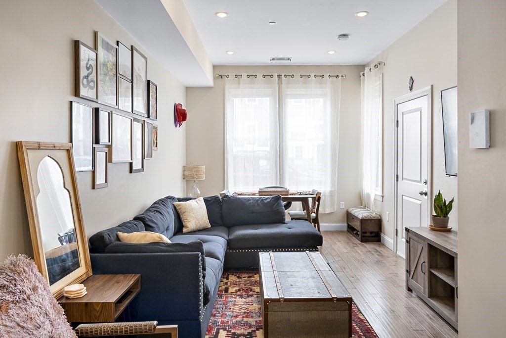 Boston, Massachusetts 02128, United States, 2 Bedrooms Bedrooms, ,2 BathroomsBathrooms,Residential,Pending,128204