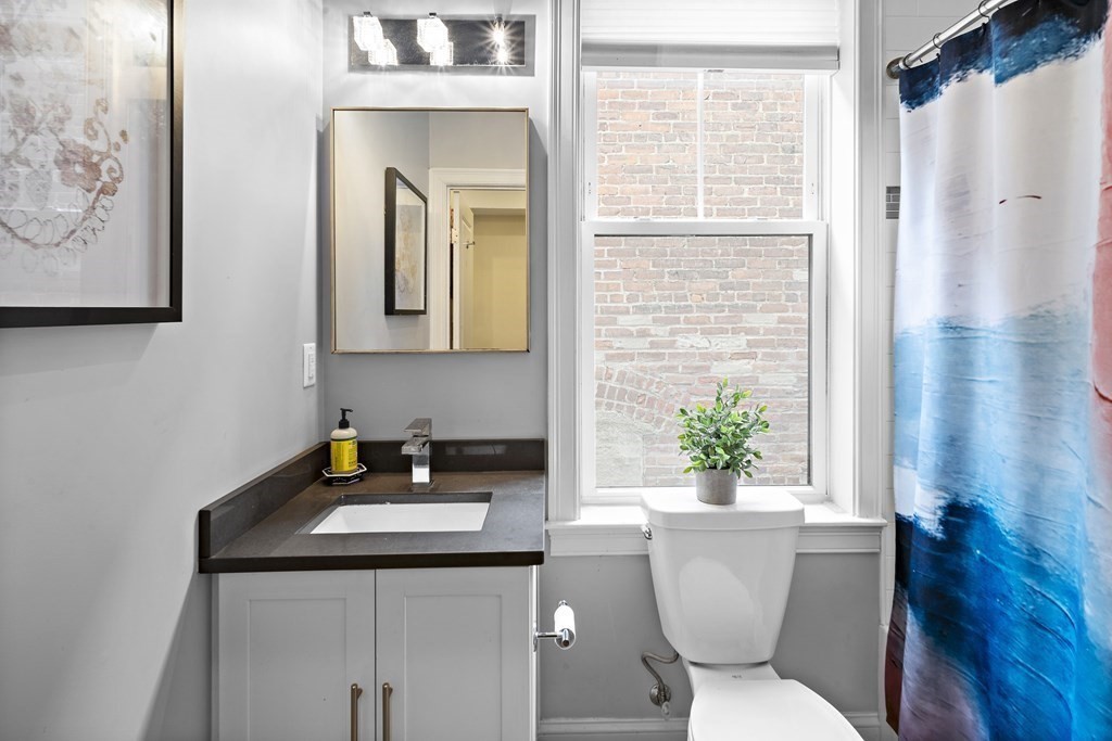 Boston, Massachusetts 02128, United States, 2 Bedrooms Bedrooms, ,2 BathroomsBathrooms,Residential,Pending,128204