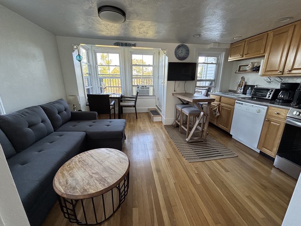 204 Sandwich St 2N