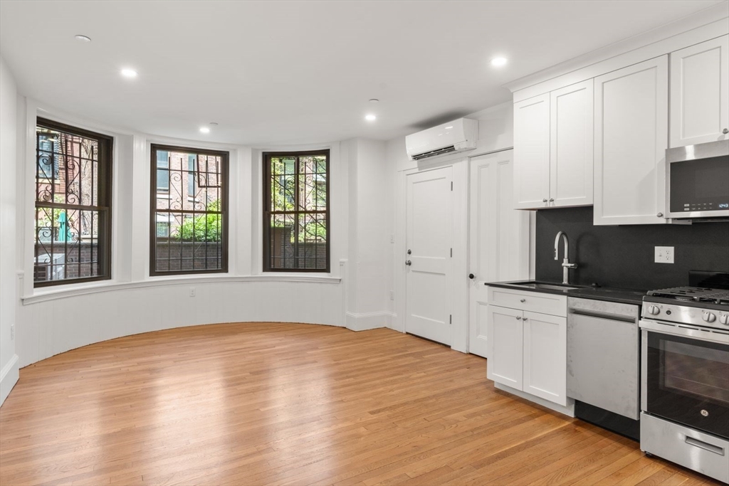 Click for 389 Commonwealth Avenue #B, Boston, MA slideshow