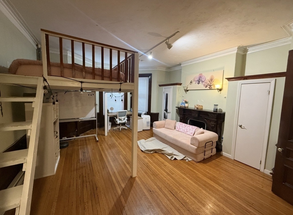 379 Beacon 1R