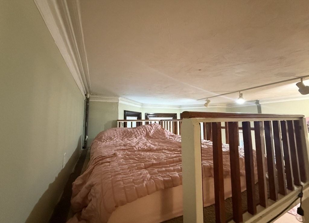 379 Beacon 1R
