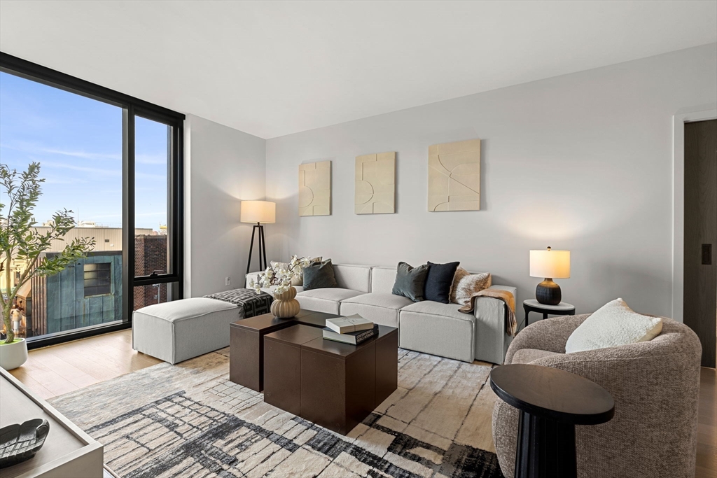 55 Lagrange St PH21C