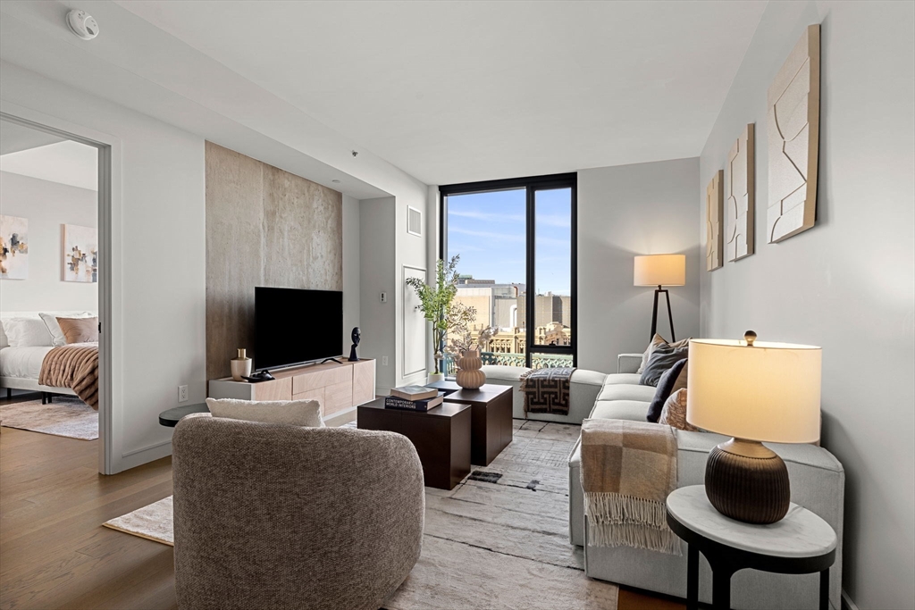 55 Lagrange St PH21C