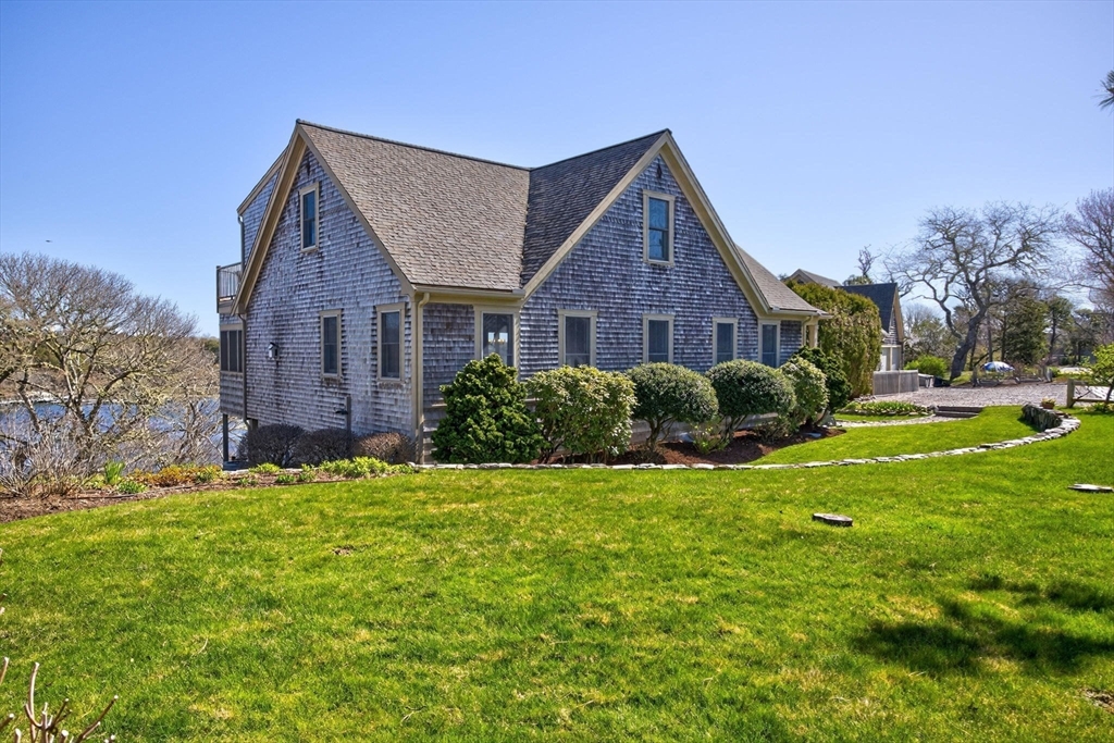 7 Squanto Dr