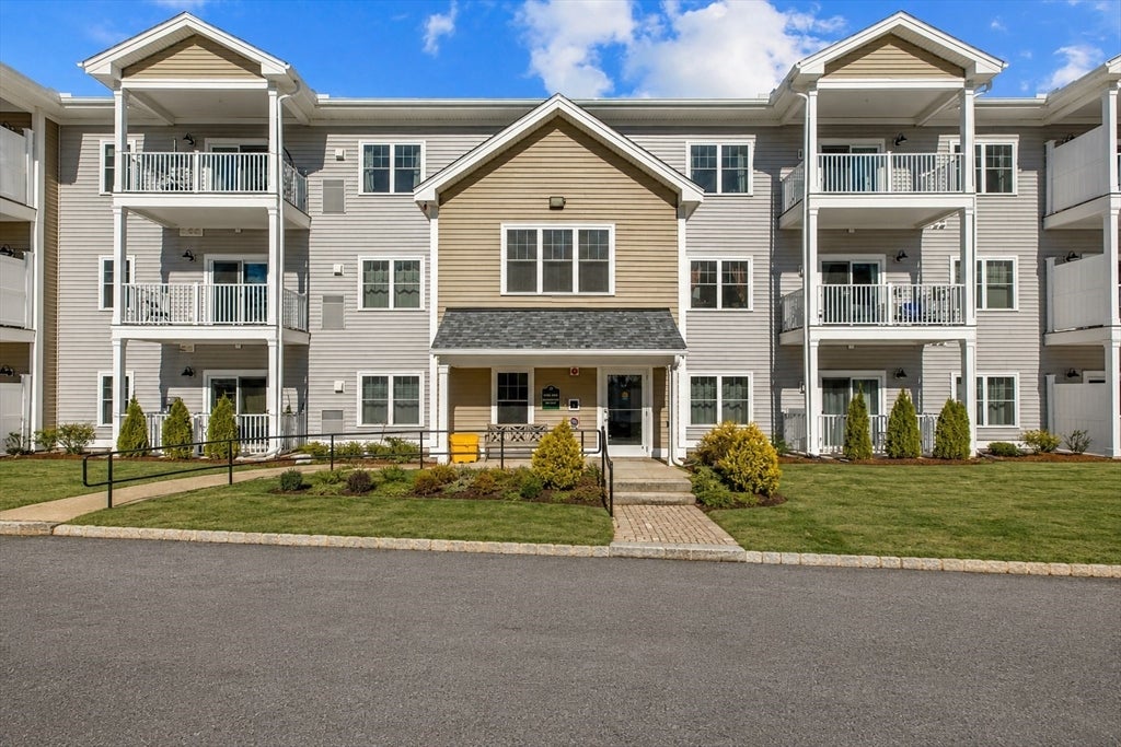 3211 Briarwood Village #3211, Clinton, MA Photo #1