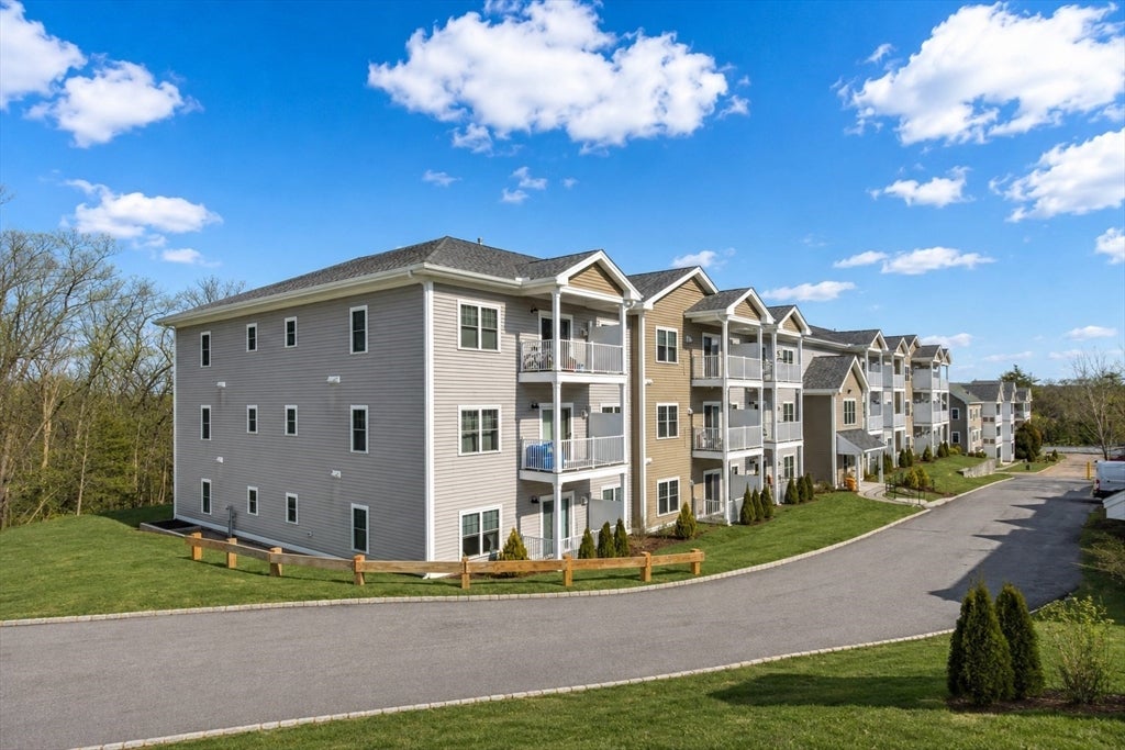 3211 Briarwood Village #3211, Clinton, MA Photo #2