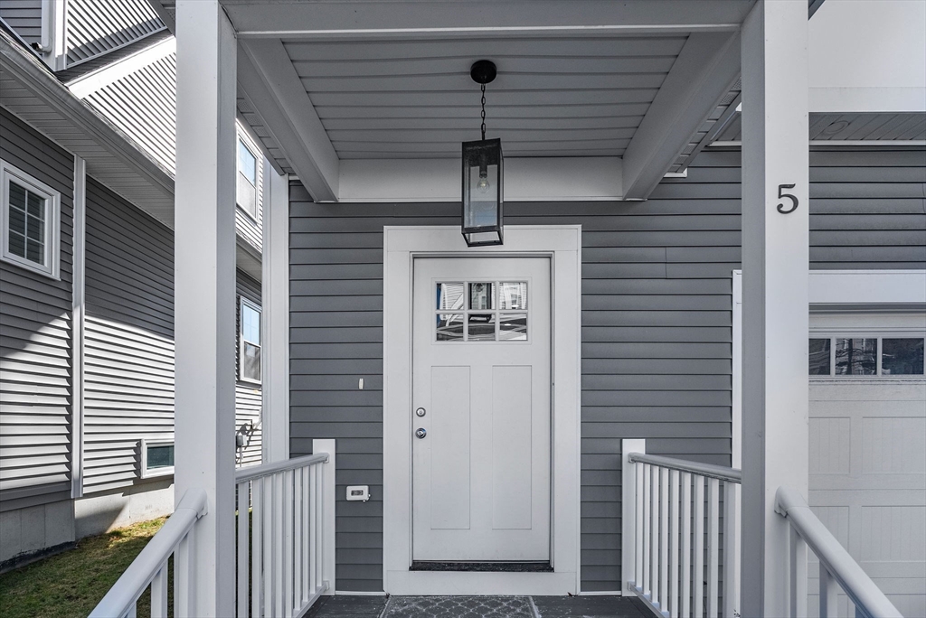 Dedham, Massachusetts 02026, United States, 3 Bedrooms Bedrooms, ,3 BathroomsBathrooms,Residential,Pending,82483