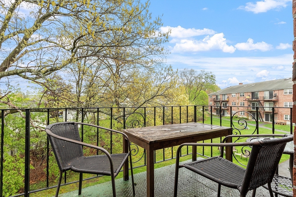 North Andover, Massachusetts 01845, United States, 2 Bedrooms Bedrooms, ,1 BathroomBathrooms,Residential,Pending,125344