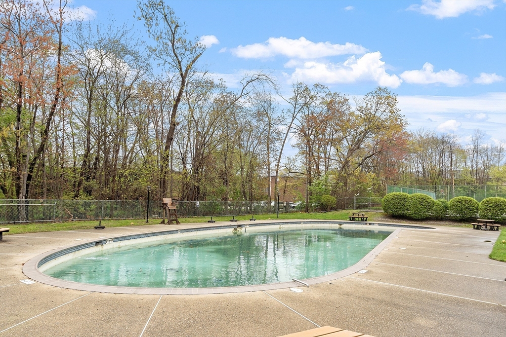 North Andover, Massachusetts 01845, United States, 2 Bedrooms Bedrooms, ,1 BathroomBathrooms,Residential,Pending,125344