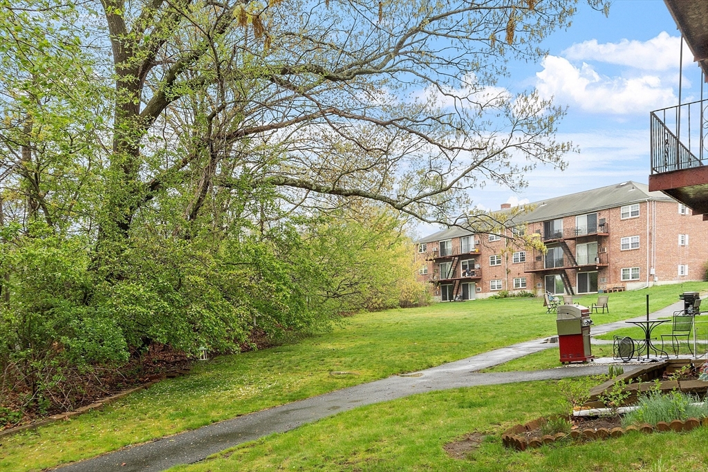 North Andover, Massachusetts 01845, United States, 2 Bedrooms Bedrooms, ,1 BathroomBathrooms,Residential,Pending,125344