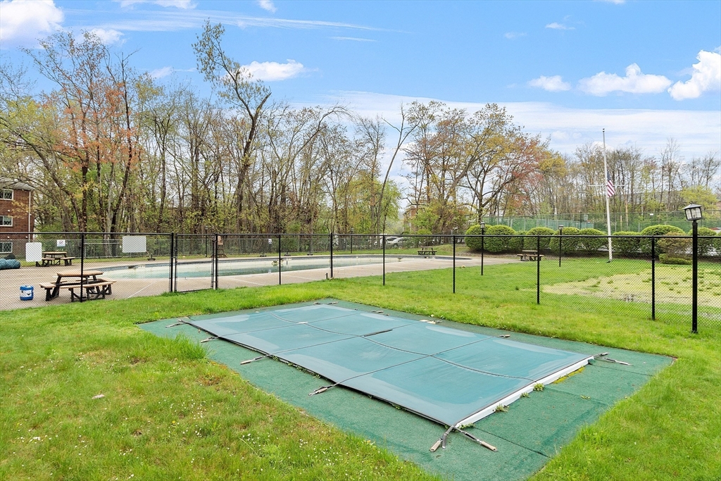 North Andover, Massachusetts 01845, United States, 2 Bedrooms Bedrooms, ,1 BathroomBathrooms,Residential,Pending,125344