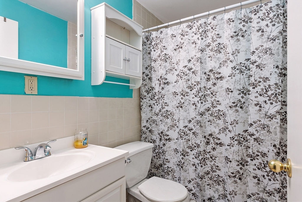 North Andover, Massachusetts 01845, United States, 2 Bedrooms Bedrooms, ,1 BathroomBathrooms,Residential,Pending,125344