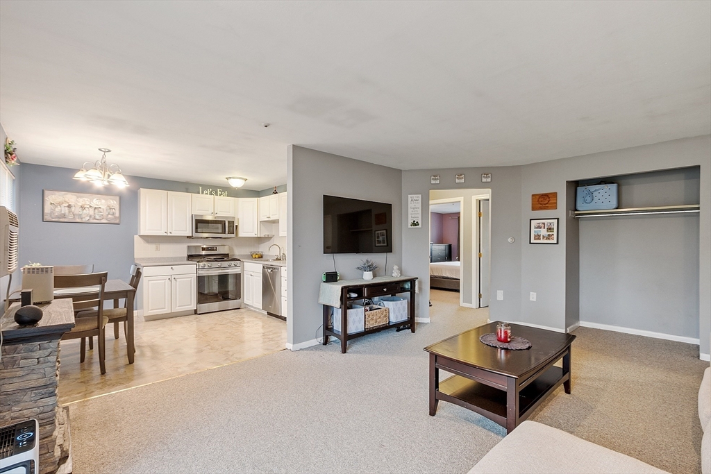 North Andover, Massachusetts 01845, United States, 2 Bedrooms Bedrooms, ,1 BathroomBathrooms,Residential,Pending,125344