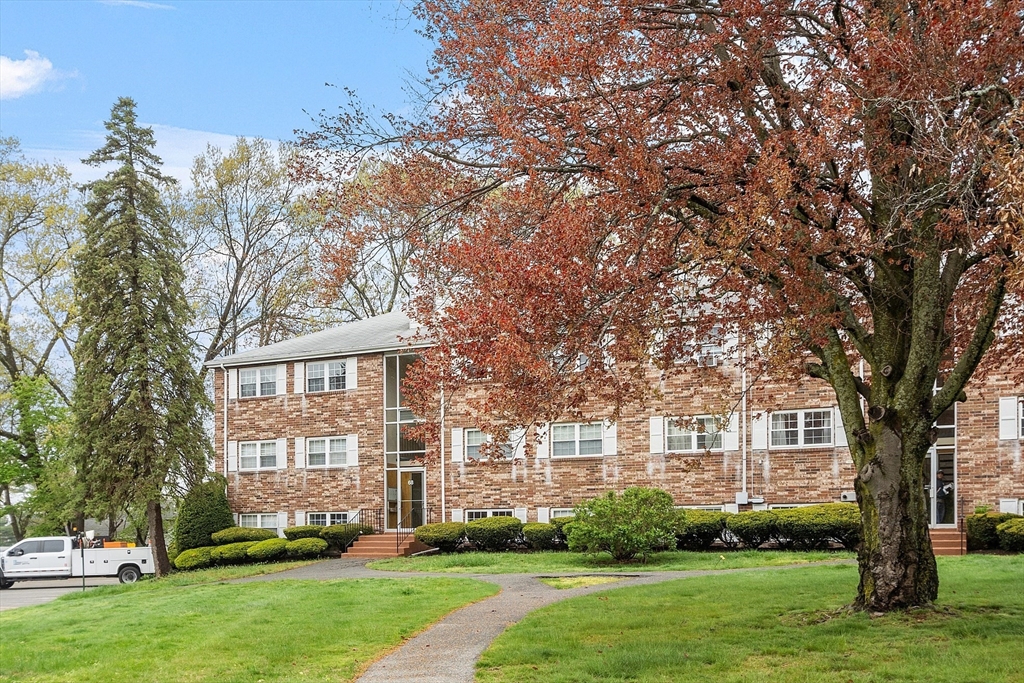 North Andover, Massachusetts 01845, United States, 2 Bedrooms Bedrooms, ,1 BathroomBathrooms,Residential,Pending,125344