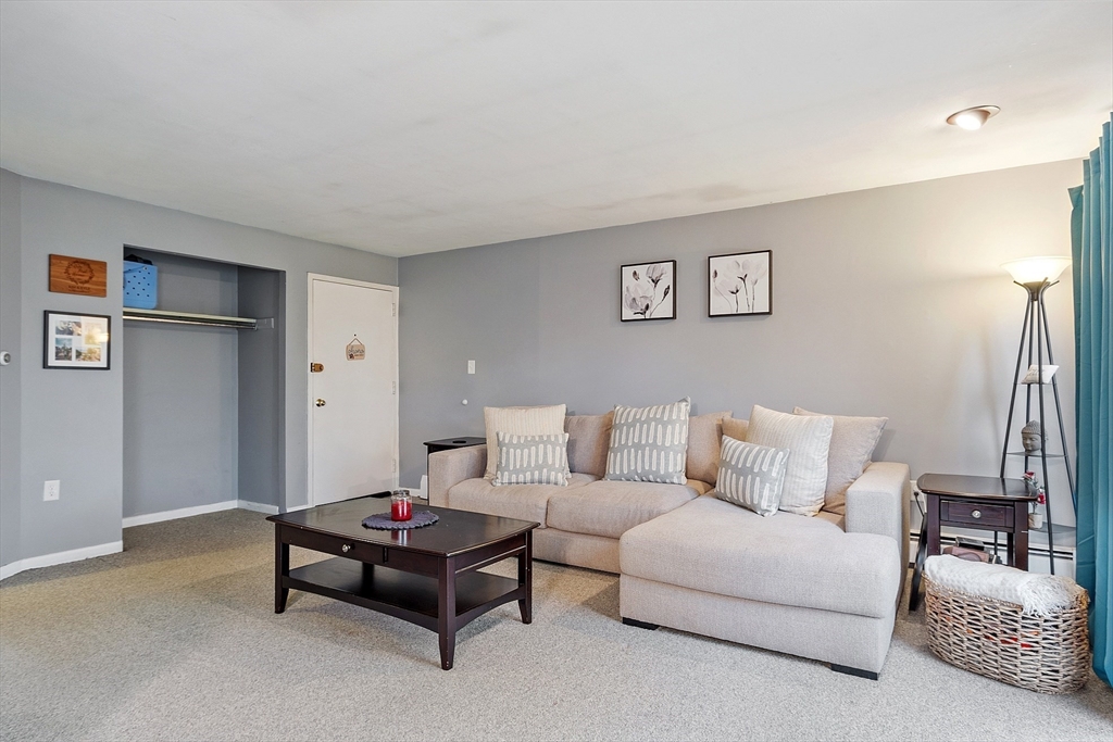 North Andover, Massachusetts 01845, United States, 2 Bedrooms Bedrooms, ,1 BathroomBathrooms,Residential,Pending,125344