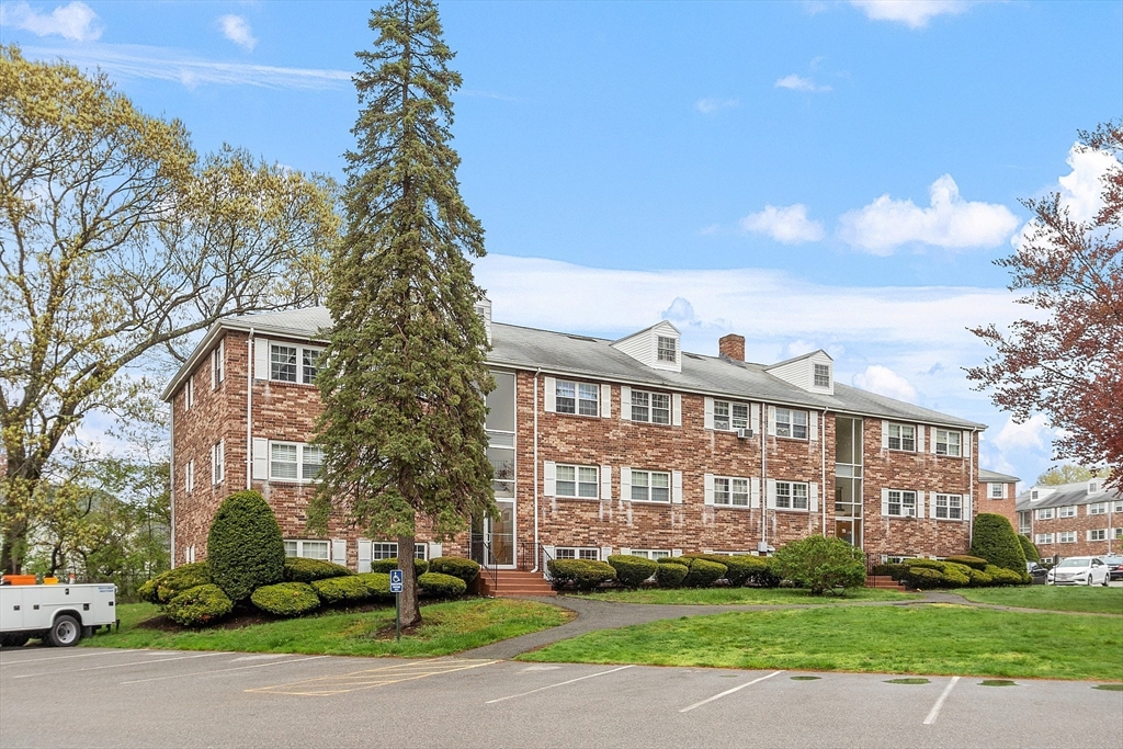 North Andover, Massachusetts 01845, United States, 2 Bedrooms Bedrooms, ,1 BathroomBathrooms,Residential,Pending,125344