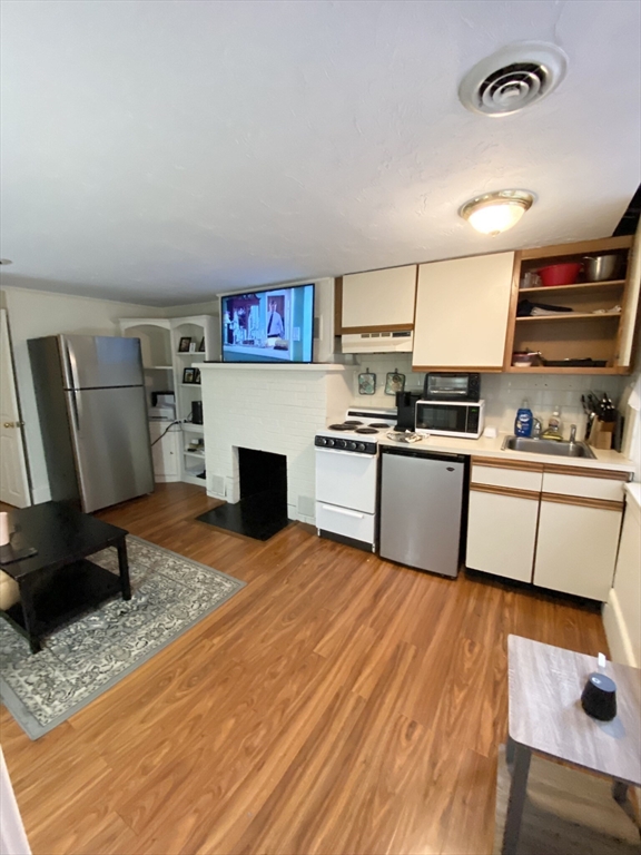 319 Dartmouth St B/5