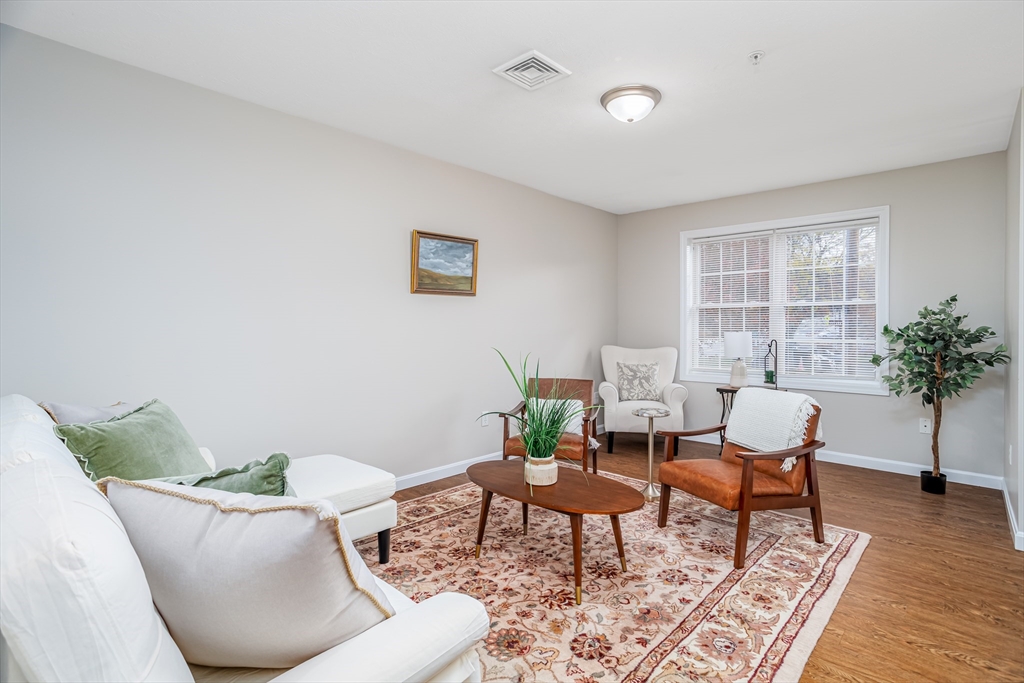 104 Lake St 104