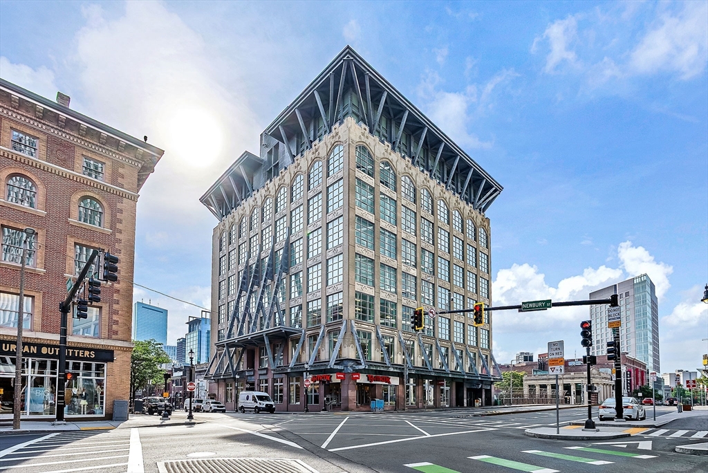 360 Newbury Street PH807