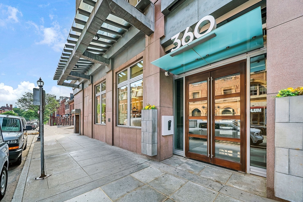 360 Newbury Street PH807