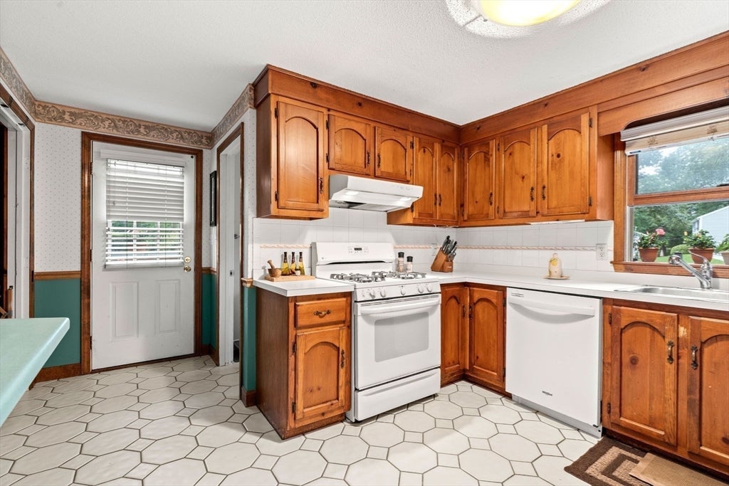 82 Keystone Ln, Billerica, MA, 82 Keystone Ln, Billerica, MA Photo #10
