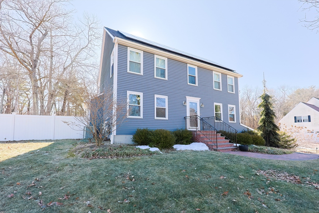 Wrentham, Massachusetts 02093, United States, 4 Bedrooms Bedrooms, ,3 BathroomsBathrooms,Residential,Pending,82651