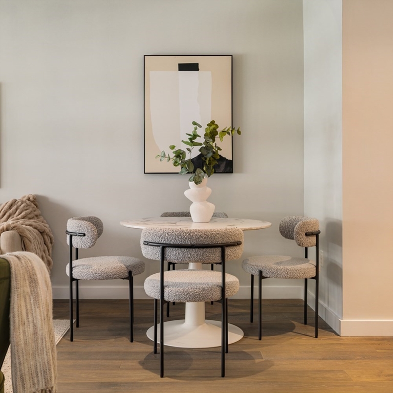 Somerville, Massachusetts 02145, United States, 2 Bedrooms Bedrooms, ,1 BathroomBathrooms,Residential,Active,245121