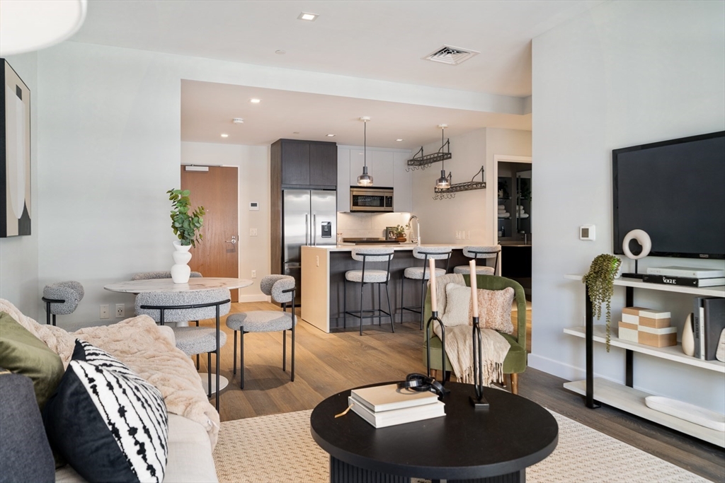 Somerville, Massachusetts 02145, United States, 2 Bedrooms Bedrooms, ,1 BathroomBathrooms,Residential,Active,245121