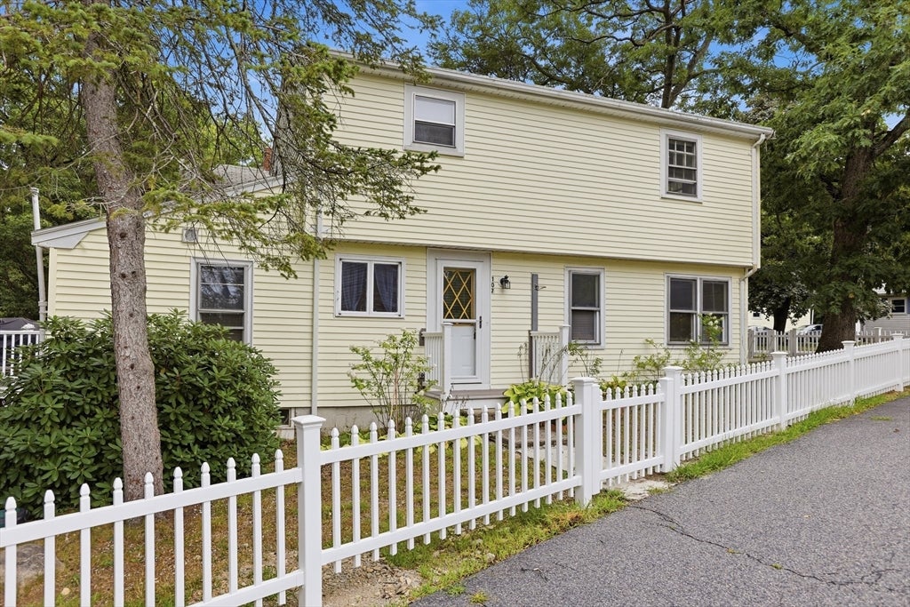 Photo of 107 Pond St, Rockland, MA