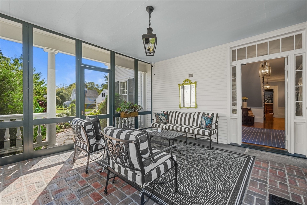 Falmouth, Massachusetts 02540, United States, 5 Bedrooms Bedrooms, ,5 BathroomsBathrooms,Residential,Active,203210