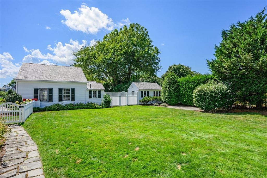 Falmouth, Massachusetts 02540, United States, 5 Bedrooms Bedrooms, ,5 BathroomsBathrooms,Residential,Active,203210